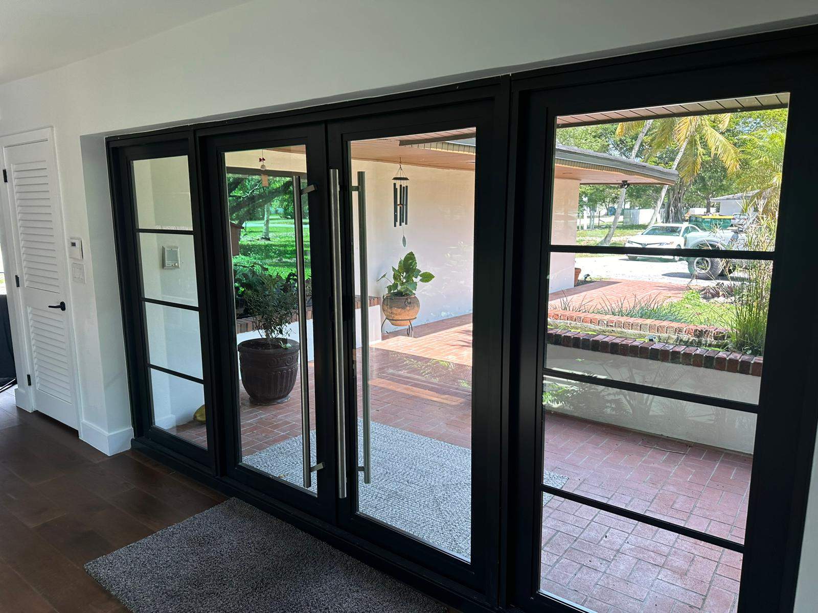 entrance interior with 4 ft handles